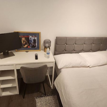 Apartamento Flat With Work Station, Monitor, Smart Tv & Netflix Londres Exterior foto