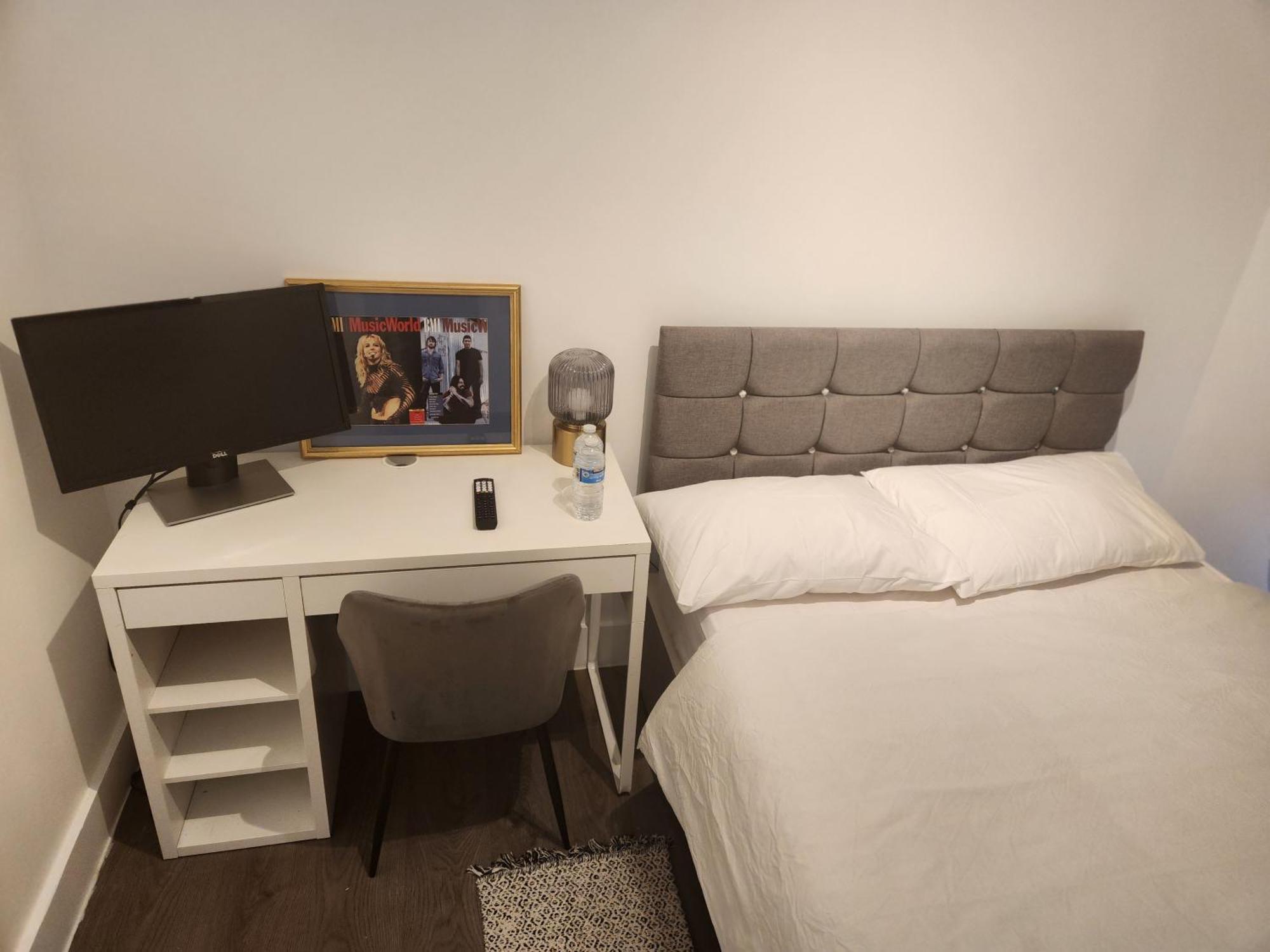 Apartamento Flat With Work Station, Monitor, Smart Tv & Netflix Londres Exterior foto