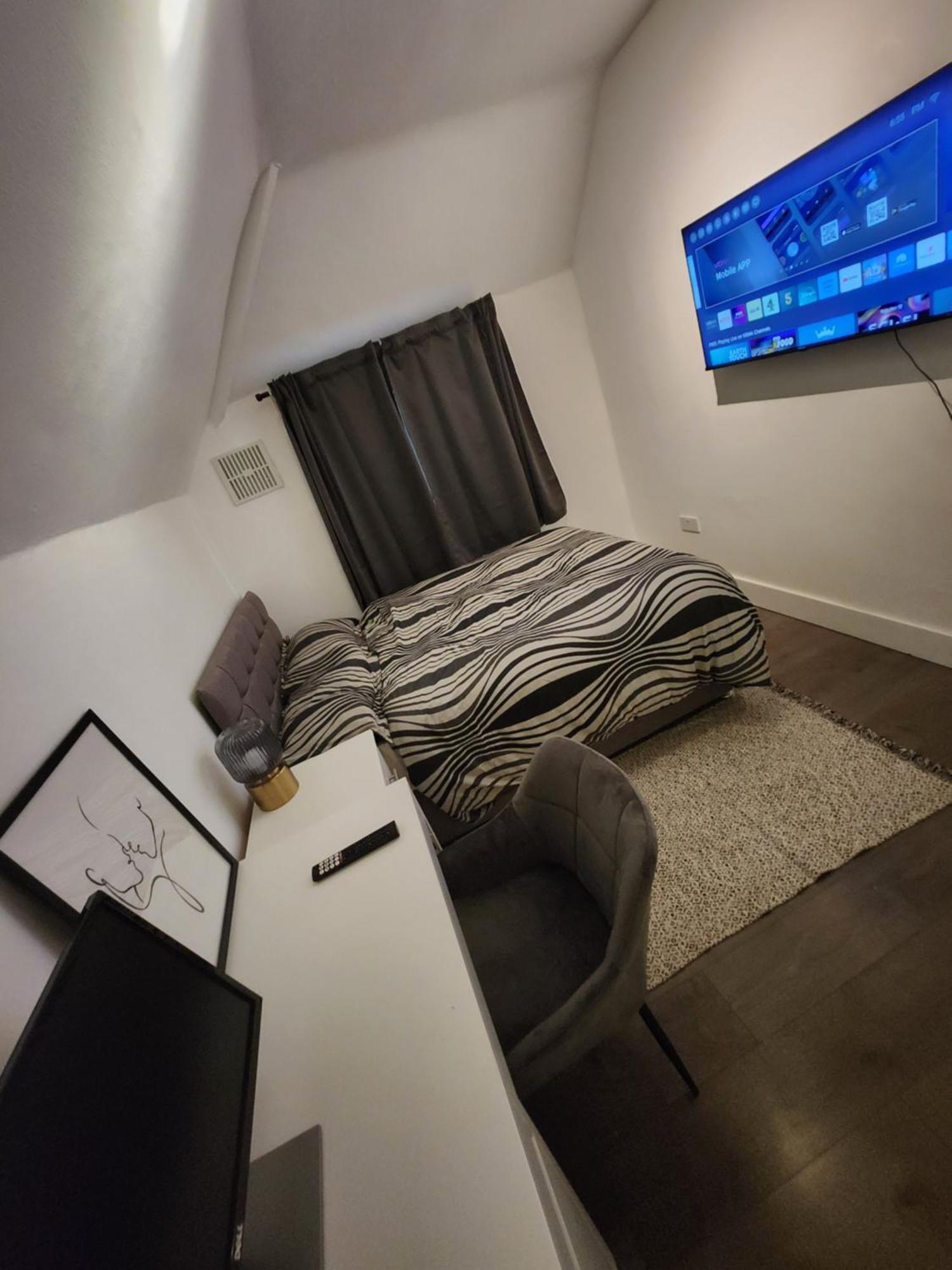 Apartamento Flat With Work Station, Monitor, Smart Tv & Netflix Londres Exterior foto