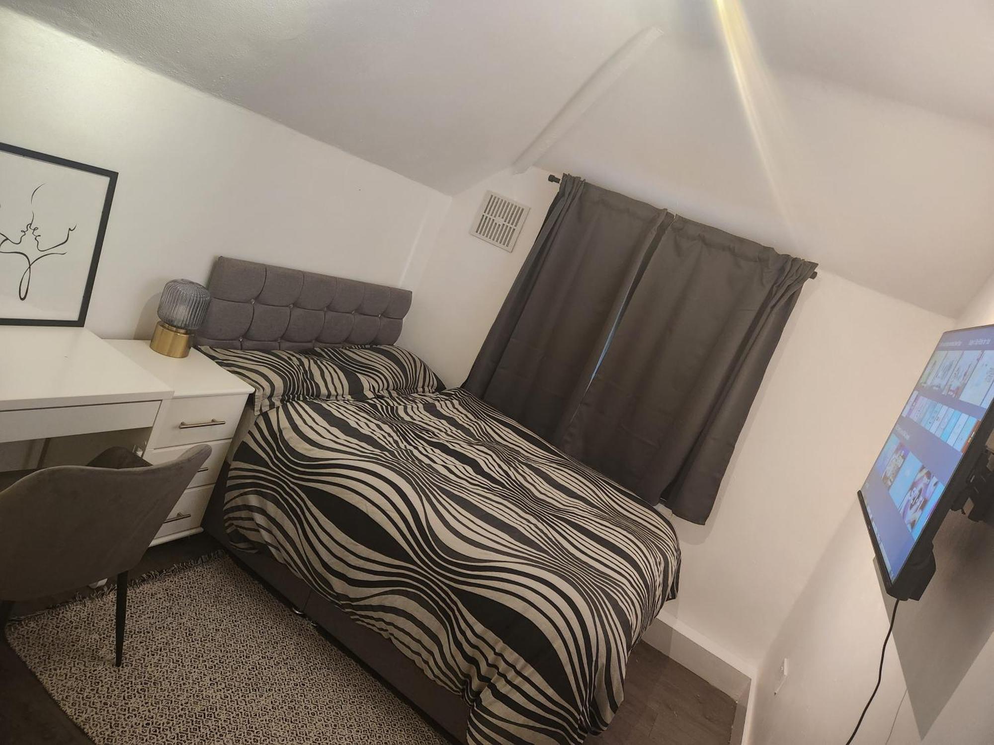 Apartamento Flat With Work Station, Monitor, Smart Tv & Netflix Londres Exterior foto
