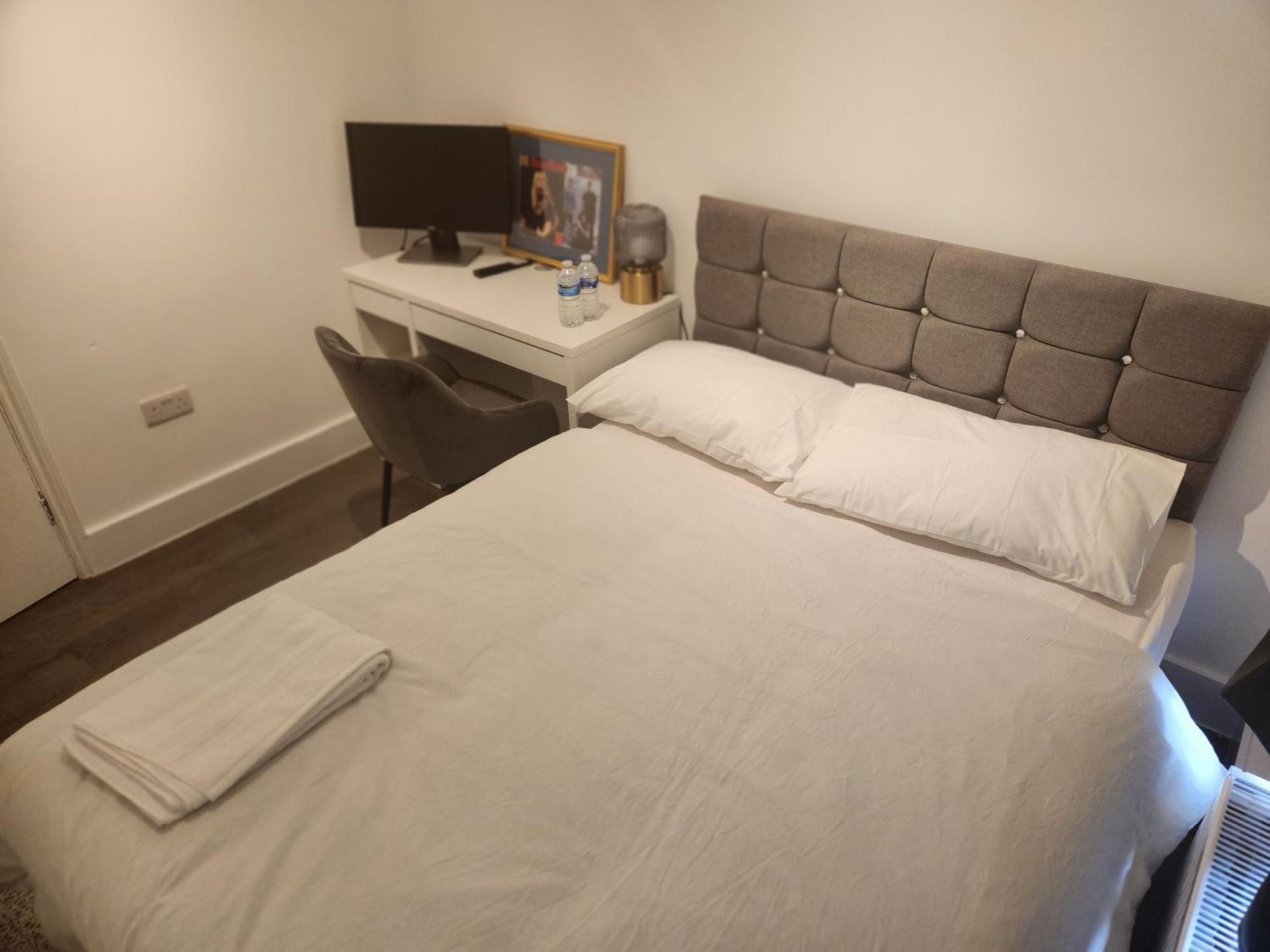 Apartamento Flat With Work Station, Monitor, Smart Tv & Netflix Londres Exterior foto