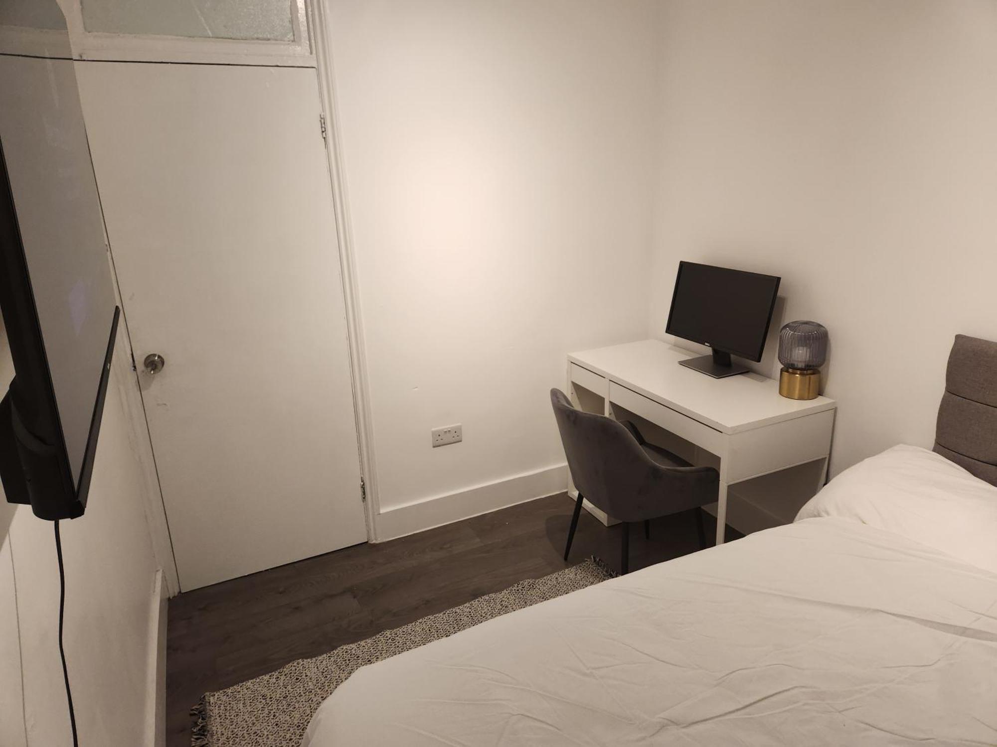 Apartamento Flat With Work Station, Monitor, Smart Tv & Netflix Londres Exterior foto