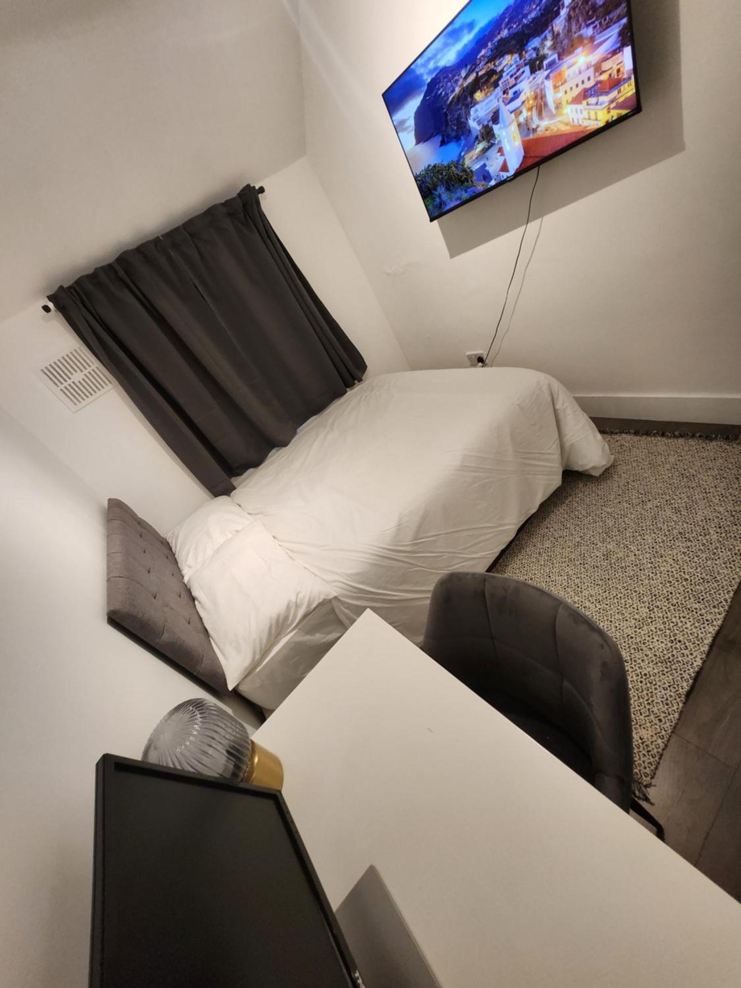 Apartamento Flat With Work Station, Monitor, Smart Tv & Netflix Londres Exterior foto