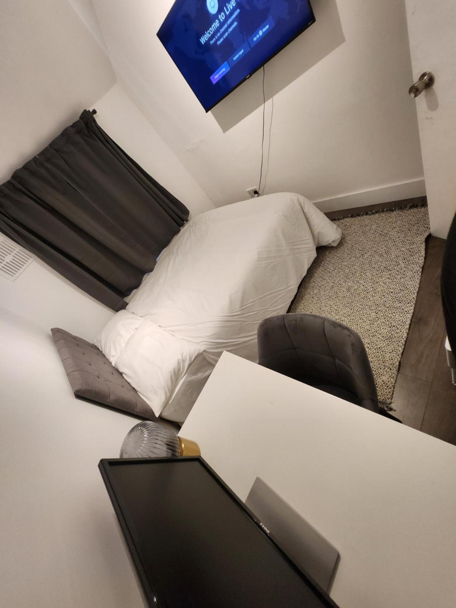 Apartamento Flat With Work Station, Monitor, Smart Tv & Netflix Londres Exterior foto