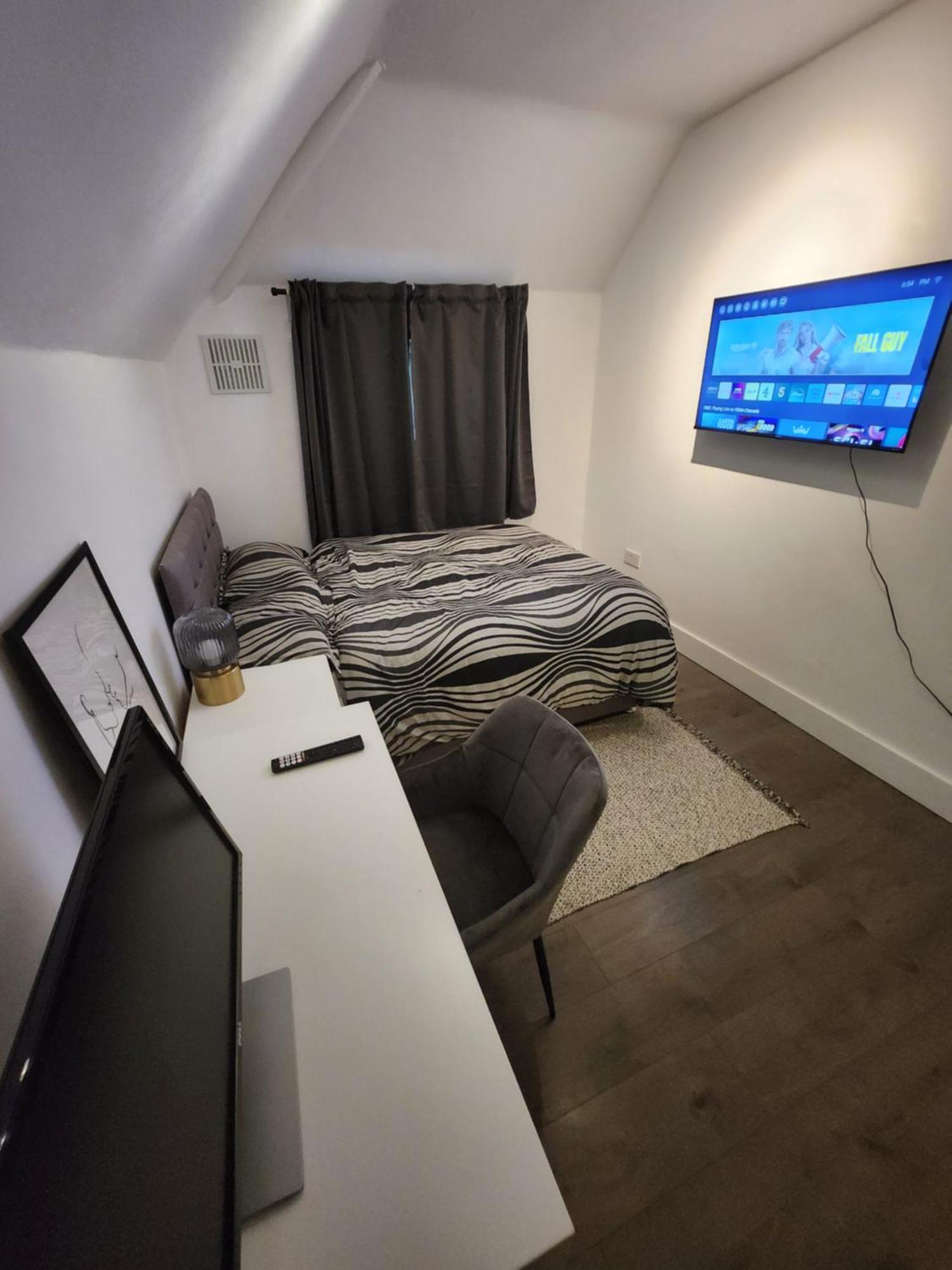 Apartamento Flat With Work Station, Monitor, Smart Tv & Netflix Londres Exterior foto