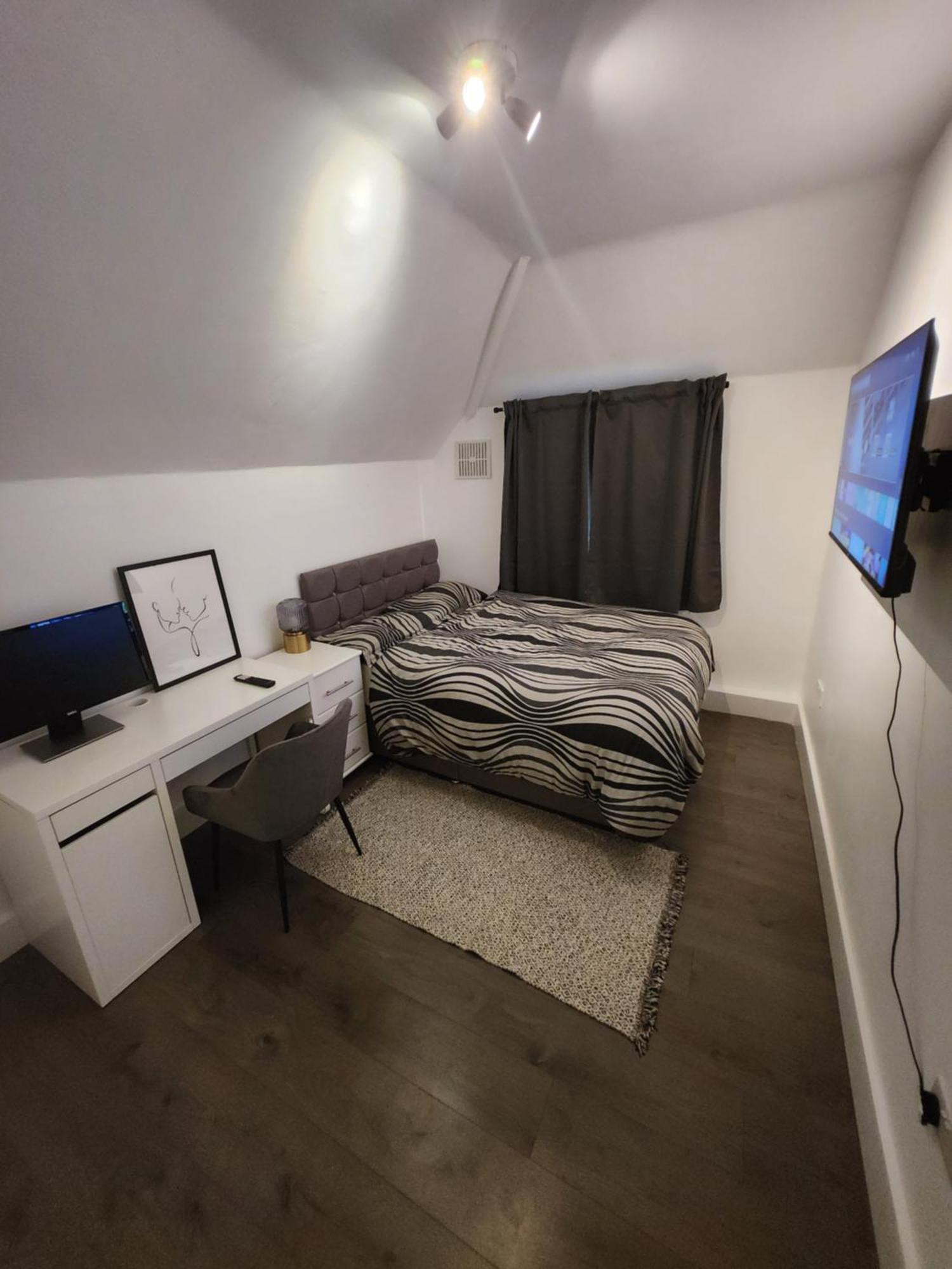 Apartamento Flat With Work Station, Monitor, Smart Tv & Netflix Londres Exterior foto