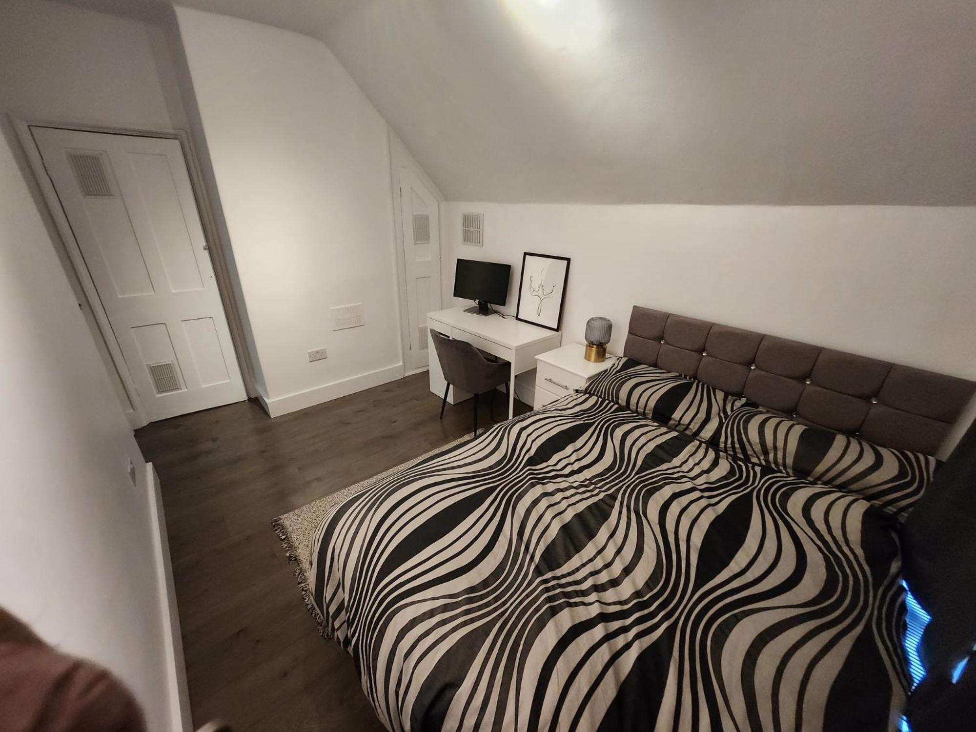 Apartamento Flat With Work Station, Monitor, Smart Tv & Netflix Londres Exterior foto
